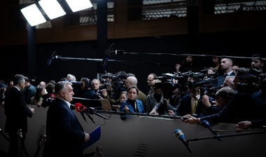 Şeful diplomaţiei poloneze Radoslaw Sikorski îi ”decernează” ironic o medalie a Ordinului Lenin lui Orban, care se laudă ”reuşit să îndepărteze riscul imediat al războiului” prin folosirea activelor ruse