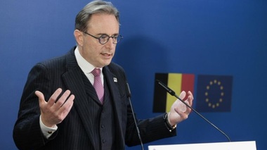 ”Trebuie să mă întorc la daşa mea, la Sankt Petersburg, acolo unde vecinul meu este Depardieu, iar peste drum stă al-Assad”, îi răspunde ironic premierul belgian unui jurnalist de la Politico, care-l acuză de complezenţă faţă de Rusia