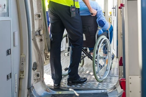 Situaţie bizară la bordul unui avion easyJet: O familie britanică a fost acuzată că a adus la bord un cadavru