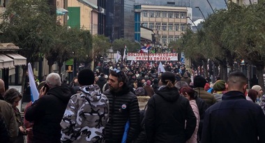 Protest în Serbia faţă de presiunea guvernului asupra universităţilor de stat. Manifestaţia, după ce la Novi Pazar participanţii la protestele din Novi Sad şi-au pierdut statutul de student sau postul de lector