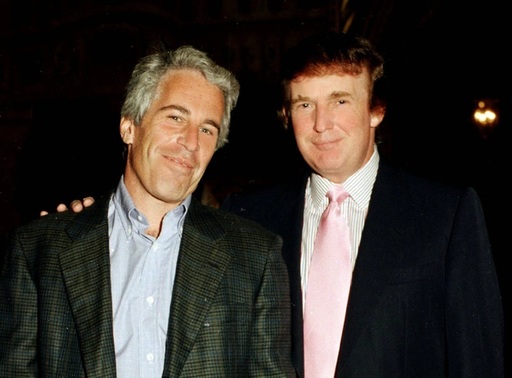 Departamentul de Justiţie a repus fotografia în care apare Trump pe site-ul web al dosarelor Epstein