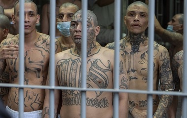 Membri ai gangului Mara Salvatrucha (MS-13), condamnaţi la mai multe secole de închisoare în El Salvador. Un membru MS-13, condamnat la 1.335 de ani de închisoare, alţi zece la pedepse cuprinse între 463 şi 958 de ani de închisoare