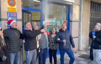 Locuitorii unui sat spaniol devastat de un incendiu de pădure au câştigat 468 de milioane de euro la loteria de Crăciun - VIDEO