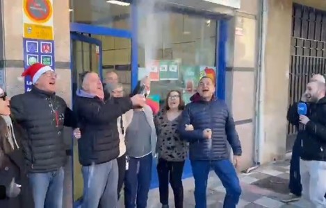 Locuitorii unui sat spaniol devastat de un incendiu de pădure au câştigat 468 de milioane de euro la loteria de Crăciun - VIDEO