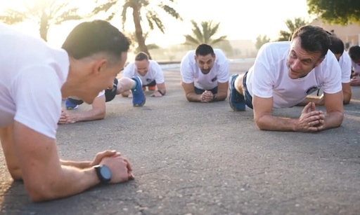 Macron, care a împlinit în weekend 48 de ani, face o şedinţă de sport împreună cu trupe, în Emiratele Arabe Unite, condusă de infuencerul Tibo InShape
