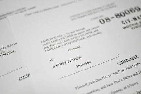 Aproximativ 8.000 de documente noi din dosarul Epstein, dezvăluite de Departamentul american al Justiţiei, inclusiv imagini de supraveghere din august 2019, când infractorul sexual newyorkez Jeffrey Epstein a fost găsit mort în celula în care era încarcer