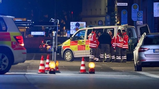 Trei persoane rănite în Germania, de un azer, care intră cu un Audi într-o staţie de autobuz la Giessen, după ce a intrat în coliziune cu două vehicule care circulau în acelaşi sens. Un ”motiv politic sau terorist pare în prezent puţin probabil”, potrivit autorităţilor