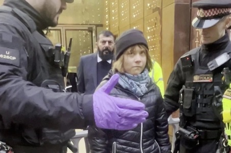Greta Thunberg, arestată la Londra, în baza legii antiteroriste, la o manifestaţie de susţinere a organizaţiei Palestine Action. Sute de activişti ai organizaţiei, încarceraţi, opt în greva foamei
