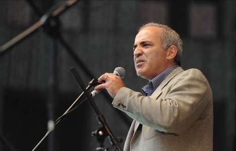 Tribunalul Zamoskvoreţk de la Moscova ordonă arestarea în contumacie a lui Garry Kasparov, pe care-l acuză de difuzare de conţinuturi ”teroriste” online