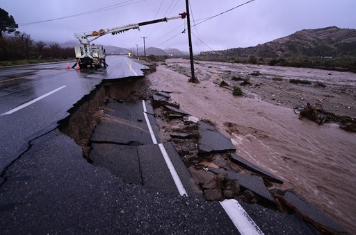 Stare de urgenţă de Crăciun la Los Angeles, din cauza riscului unor inundaţii. Un ”râu atmosferic” urmează să traverseze California până în weekend, cu ploi puternice, ninsori şi rafale de vânt. ”Vieţi şi bunuri, într-un pericol grav”