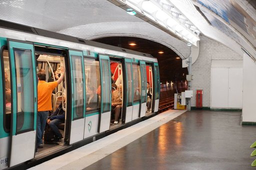 Trei femei, rănite cu armă albă la metroul parizian. Agresorul a fost reţinut la Sarcelles