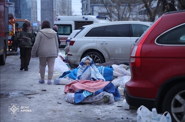 Atacul rus de la Kiev, soldat cu cel puţin patru morţi şi 28 de răniţi, inclusiv doi copii, arată că Rusia ”nu vrea să pună capăt Războiului” din Ucraina, acuză Zelenski înainte să plece în SUA pentru ca să se întâlnească cu Trump