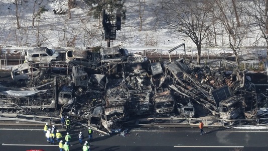 Cel puţin doi morţi şi 26 de răniţi în Japonia, într-un carambol de 67 de vehicule pe o autostradă înzăpezită, în urma unei coliziuni între două camioane, la Minakami. 20 de maşini cuprinse de un incendiu, stins după şapte ore