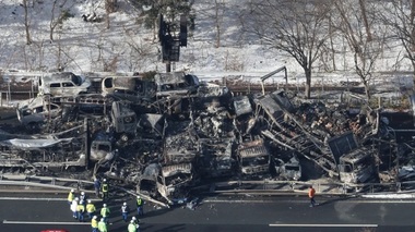 Cel puţin doi morţi şi 26 de răniţi în Japonia, într-un carambol de 67 de vehicule pe o autostradă înzăpezită, în urma unei coliziuni între două camioane, la Minakami. 20 de maşini cuprinse de un incendiu, stins după şapte ore