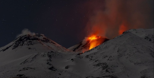 Etna intră în erupţie şi le oferă schiorilor de pe piste vecine un spectacol nocturn