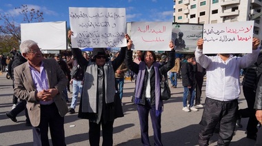 Cel puţin doi morţi în Siria, în timp ce forţe de ordine dispersează manifestaţii alawite la Latakia, după atacul de la moscheea din Homs. ”Nu vrem un război civil, vrem un federalism politic. Noi nu vrem terorismul vostru. Vrem să ne decidem propriul destin”, cere un lider alawit