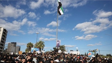 Cel puţin doi morţi în Siria, în timp ce forţe de ordine dispersează manifestaţii alawite la Latakia, după atacul de la moscheea din Homs. ”Nu vrem un război civil, vrem un federalism politic. Noi nu vrem terorismul vostru. Vrem să ne decidem propriul destin”, cere un lider alawit