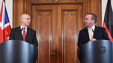 Germania şi Regatul Unit încheie un contract de achiziţionare a sistemului de artilerie de tip RCH 155, care poate fi montat pe vehicule blindate, în valoare de 61 de milioane de euro. Sistemul produs de grupul francezo-german KNDS în colaborare cu Rheinmetall