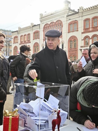 Studenţii sârbi au demarat o campanie prin care numără susţinătorii alegerilor anticipate