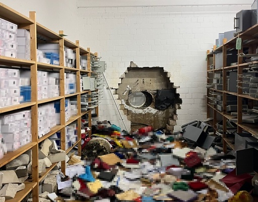 Jaf de 30 mil. € în vestul Germaniei, la o sucursală a unei case de economii, în Gelsenkirchen. Spărgătorii au golit 30 de casete de valori pline cu bani, aur şi bijuterii şi au fugit. Clienţi îngrijoraţi, adunaţi în faţa băncii, ameninţă angajaţi. ”E ca-n Ocean’s Eleven”