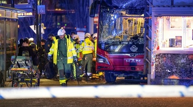 Cel puţin zece răniţi, unul grav, la Stockholm, după ce un autobuz loveşte un imobil în cartierul Liljeholmen