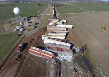 Un marfar deraiază în Kentucky şi provoacă o scurgere de sulf topit. 31 de vagoane implicate, niciun rănit, anunţă Guvernul. Un vagon a luat foc, altul avariat. Oraşul Trenton, plasat în carantină scurt timp