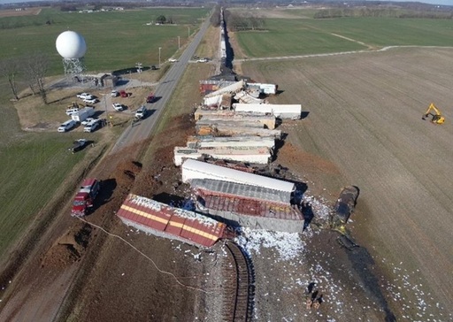 Un marfar deraiază în Kentucky şi provoacă o scurgere de sulf topit. 31 de vagoane implicate, niciun rănit, anunţă Guvernul. Un vagon a luat foc, altul avariat. Oraşul Trenton, plasat în carantină scurt timp