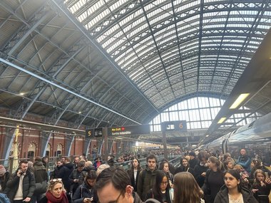 BBC - Întârzierile Eurostar intră în a doua zi, după ce mulţi pasageri au rămas blocaţi peste noapte în trenuri