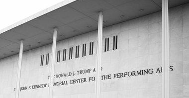 De la nave de război la clădiri: numele lui Trump este peste tot