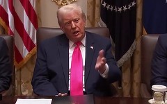 Trump dezvăluie că doi americani au fost răniţi şi un elicopter a fost lovit în timpul operaţiunii din Venezuela. Soţii Maduro sunt aduşi la New York. Preşedintele mărturiseşte că a urmărit capturarea în timp real, ca pe „un show de televiziune”