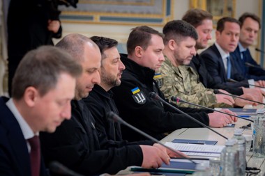 Ucraina şi aliaţii săi europeni reuniţi la Kiev au convenit să continue negocierile de pace