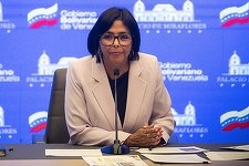UPDATE - Delcy Rodriguez a depus jurământul oficial în calitate de preşedinte interimar al Venezuelei. „Sunt profund îndurerată de răpirea a doi eroi care sunt ţinuţi ostatici: preşedintele Nicolás Maduro şi prima-doamnă Cilia Flores, a spus ea