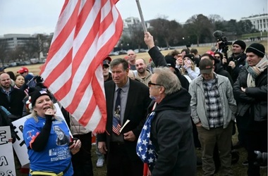 Atacatorii Capitoliului au sărbătorit la Washington amintirea ”martirilor” lor la cinci ani de la luarea cu asalt a Congresului. Membri ai miliţiei de extremă dreapta Proud Boys cer ca aleşii din Comisia ”6 ianuarie” ”să fie judecaţi şi spânzuraţi pentru trădare”