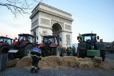 Fermierii francezi au blocat străzile din Paris pentru a protesta faţă de acordul comercial Mercosur. Macron va vota vineri împotriva lui la Bruxelles, dar nu va putea opri adoptarea lui