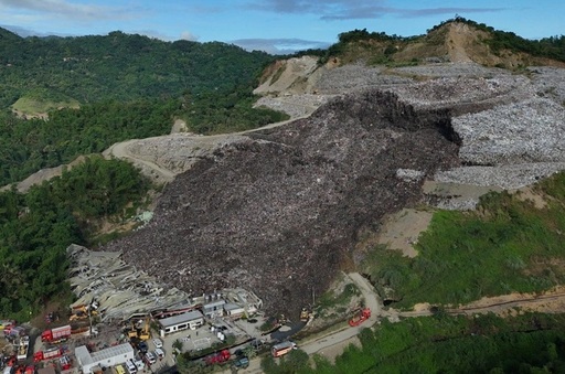 Cel puţin un mort, 12 răniţi şi 38 de dispăruţi în Filipine, în urma surpării unui ”munte” de gunoi într-o groapă privată de gunoi la Cebu. Aproximativ 100 de gunoieri, îngropaţi de vii în gunoaie