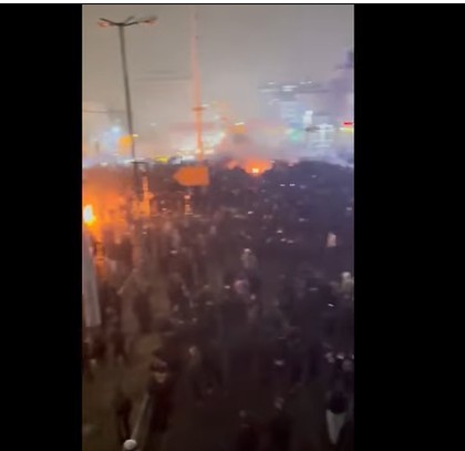Iran - Imagini video apărute în pofida întreruperii internetului şi a reţelelor de telefonie mobilă arată că demonstraţiile continuă / Comentariul lui Donald Trump / Circulă informaţii despre cel puţin 72 de morţi şi peste 2.300 de arestări