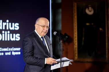 Uniunea Europeană ar trebui să ia în considerare constituirea unei armate comune, spune comisarul european pentru apărare