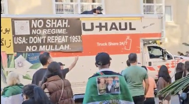 Los Angeles: Un camion a intrat în mulţimea care manifesta împotriva regimului din Iran. Două persoane au fost rănite - VIDEO