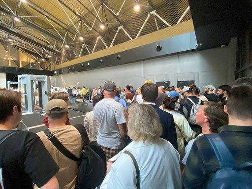 Aeroporturile se plâng de noile norme UE de control la frontieră. Călătorii din ţări terţe, precum Regatul Unit şi Statele Unite, trebuie să-şi înregistreze amprentele digitale şi o imagine facială la prima trecere a frontierei