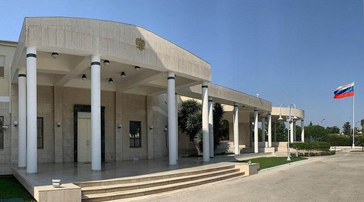 Un oficial rus de rang înalt, găsit mort în Ambasada Rusiei la Nicosia. Autopsia arată o moarte din cauză nenaturală, ”probabil o sinucidere”. Cadavrul, predat poliţiei în curtea ambasadei, care a trimis la Moscova o scrisoare lăsată de rus, dezvăluie presa cipriotă
