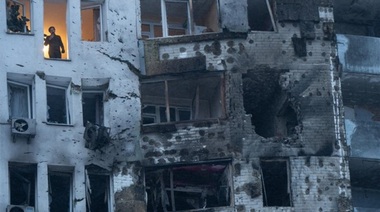 Peste 800 de imobile în continuare fără încălzire la Kiev, la peste trei zile de la atacuri masive ruseşti, la până la -15°C, anunţă primarul Vitali Kliciko. Oameni mănâncă la lumina telefoanelor mobile sau la luminile salvatorilor