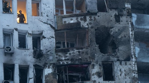 Peste 800 de imobile în continuare fără încălzire la Kiev, la peste trei zile de la atacuri masive ruseşti, la o temperatură glacială de până la -15°C, anunţă primarul Vitali Kliciko. Oameni mănâncă la lumina telefoanelor mobile sau la luminile salvatorilor