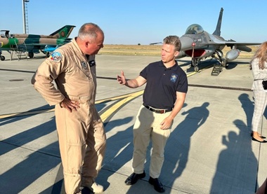 Suedia vrea zece sateliţi militari şi cumpără drone de spionaj, de război electronic, kamikaze, de deminare şi de supraveghere maritimă în valoare de aproape 374 mil. €. ”Ameninţării tot mai mari a Rusiei i se adaugă imprevizibilitatea sporită a SUA”, avertizează Pål Jonson