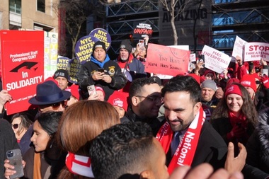 Aproape 15.000 de infirmieri, în cea mai importantă grevă din istoria New Yorkului în principalele trei spitale private. Ei cer dotare cu personal suficient, să li se finanţeze asigurările de sănătate şi protecţie împotriva violenţei la locul de muncă