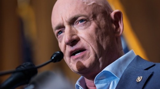 Senatorul democrat Mark Kelly, luat drept ţintă de administraţia Trump, depune plângere împotriva secretarului Apărării Pete Hegseth