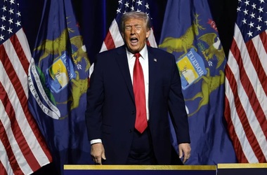 Trump îl caricaturizează şi-l imită, într-un discurs la o fabrică Ford, în Detroit, pe Biden. ”Era complet drogat”