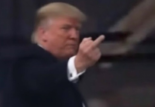 Trump, filmat arătând degetul, într-o vizită la o fabrică Ford, la Detroit. Casa Albă consideră că a dat un răspuns ”adecvat şi lipsit de ambiguitate”. Destinatarul gestului urla ”protectorul pedofilului”, dezvăluie TMZ