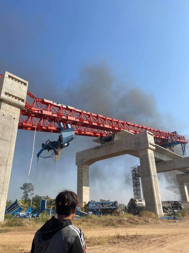 Cel puţin 12 persoane au muritm după ce o macara a căzut peste un tren în nord-estul Thailandei
