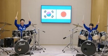 Un exerciţiu de soft power în plină criză regională. Preşedintele sud-coreean şi premierul japonez au cântat împreună la tobe pe muzică K-pop: „A fost puţin jenant la început” - VIDEO
