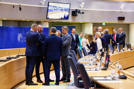 POLITICO: UE are în vedere desemnarea unui negociator cu Putin. Politicieni şi oficiali de rang înalt sunt luaţi în calcul pentru acest post influent, după ce Parisul şi Roma au lansat apeluri în acest sens